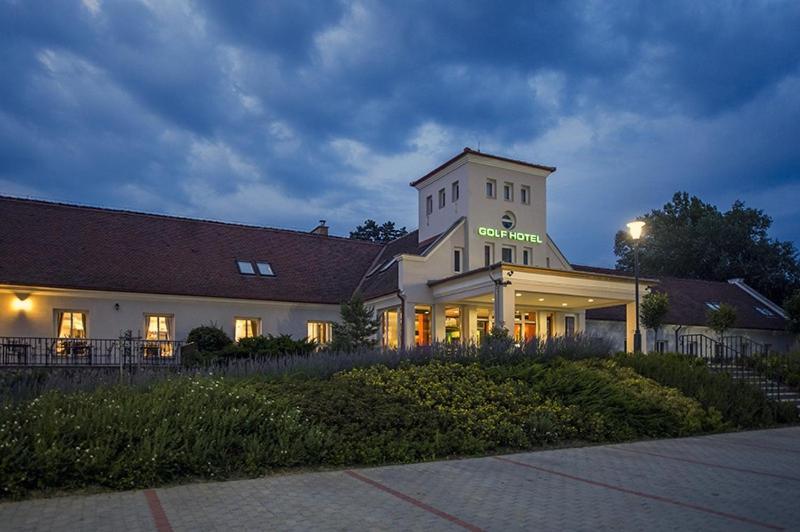 Old Lake Golf Hotel Tata Zewnętrze zdjęcie